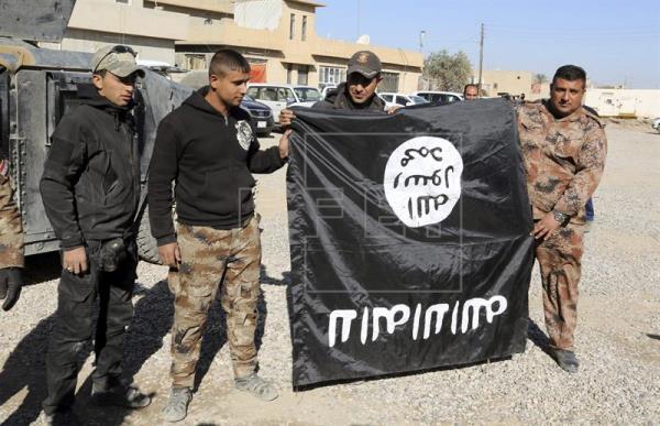 Aviones de guerra iraquíes y de la coalición bombardean las afueras de Mosul